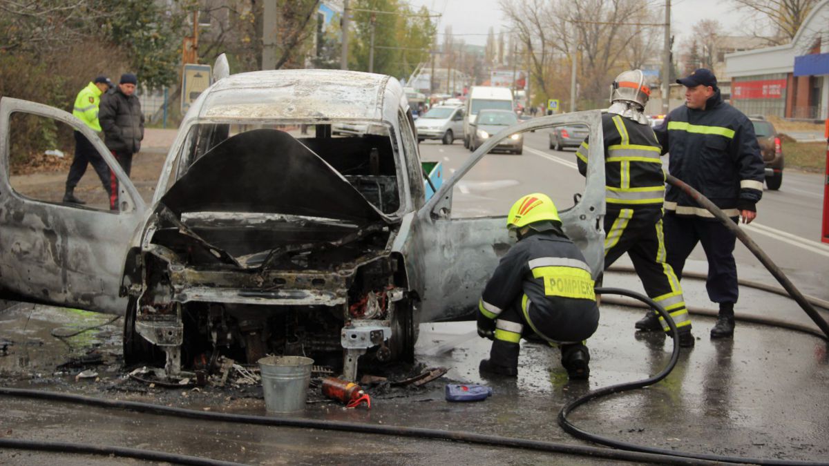 FOTO. O mașină a luat foc în plină zi pe o stradă din Chișinău