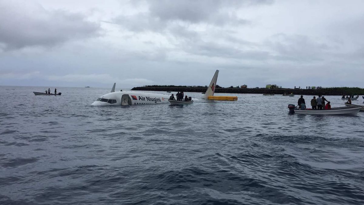 FOTO. Un avion de linie s-a prăbușit în Oceanul Pacific. Cum au fost salvați toți pasagerii