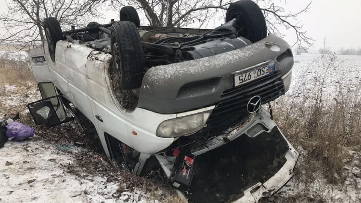 FOTO. Un microbuz cu 17 pasageri s-a răsturnat în raionul Dubăsari