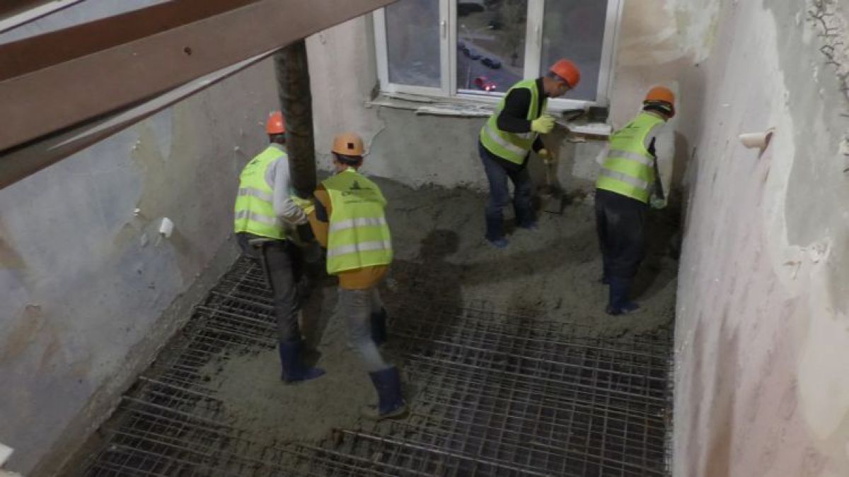 FOTO. VIDEO. Primul planșeu al blocului din bulevardul Moscovei a fost restabilit