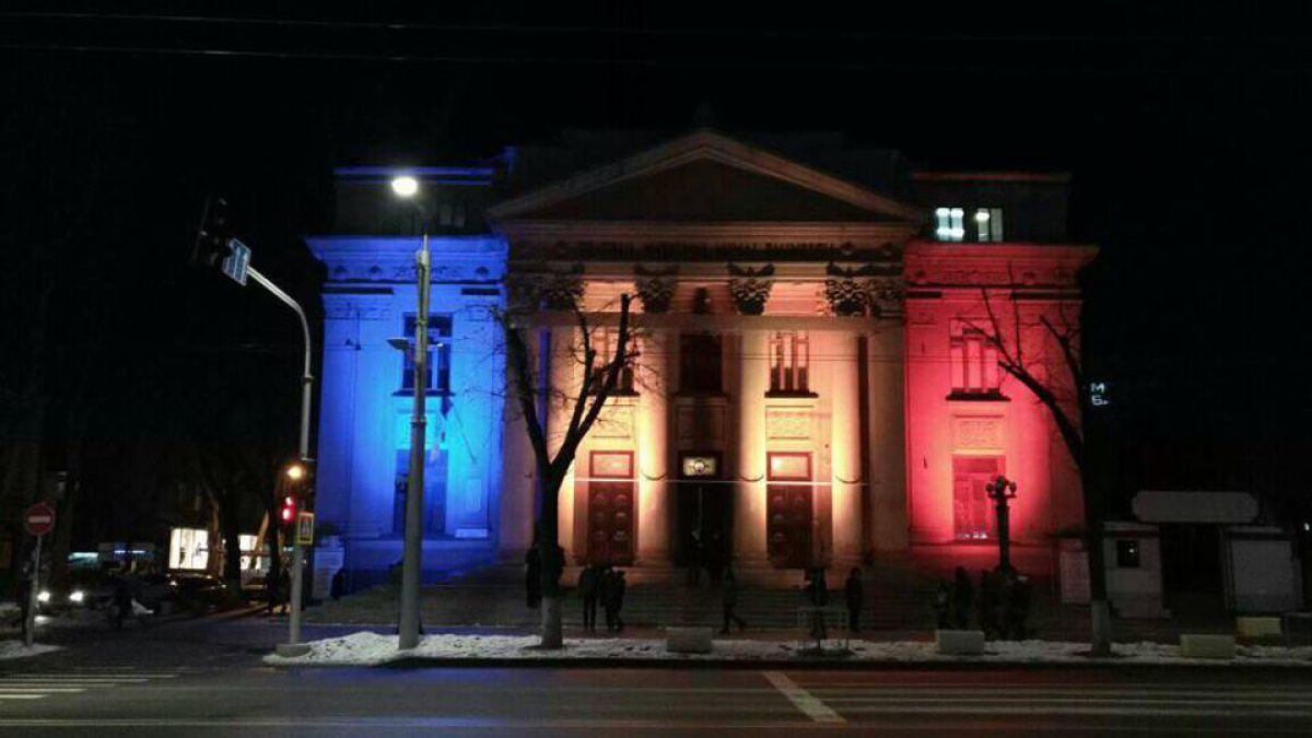 FOTO. Îmbrăcate în tricolor: Cum arată principalele clădiri din Chișinău iluminate în culorile drapelului României