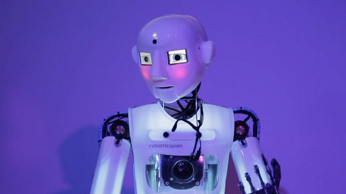 Femeile din Republica Moldova, felicitate de un robot (VIDEO)