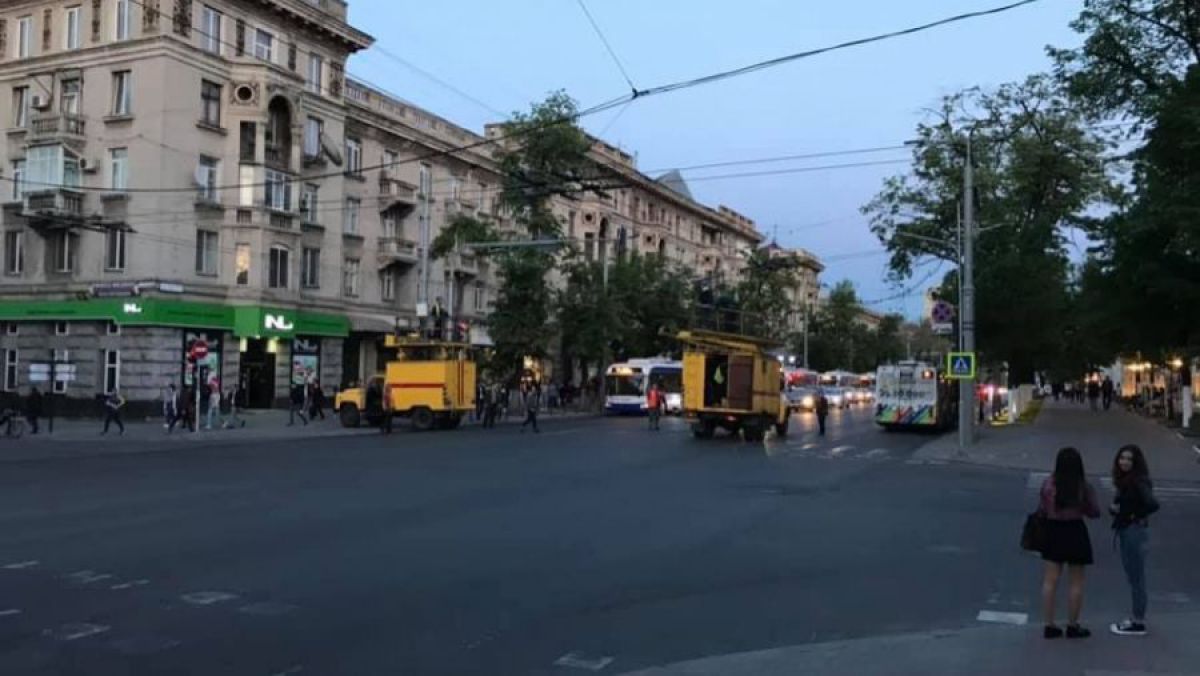 Firele electrice, rupte: Mai multe troleibuze sunt blocate în centrul capitalei