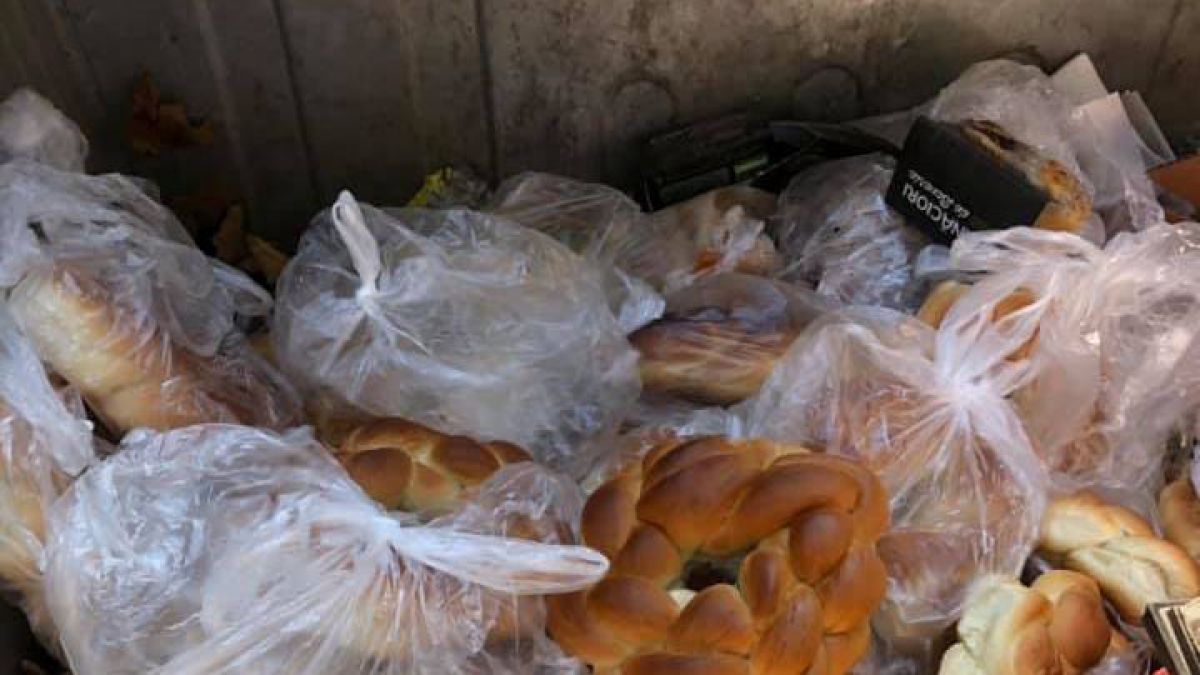 Fotografia unor colaci aruncați la tomberon, în Chișinău, a scandalizat internauții. Cum racționează rețeaua de supermarketuri