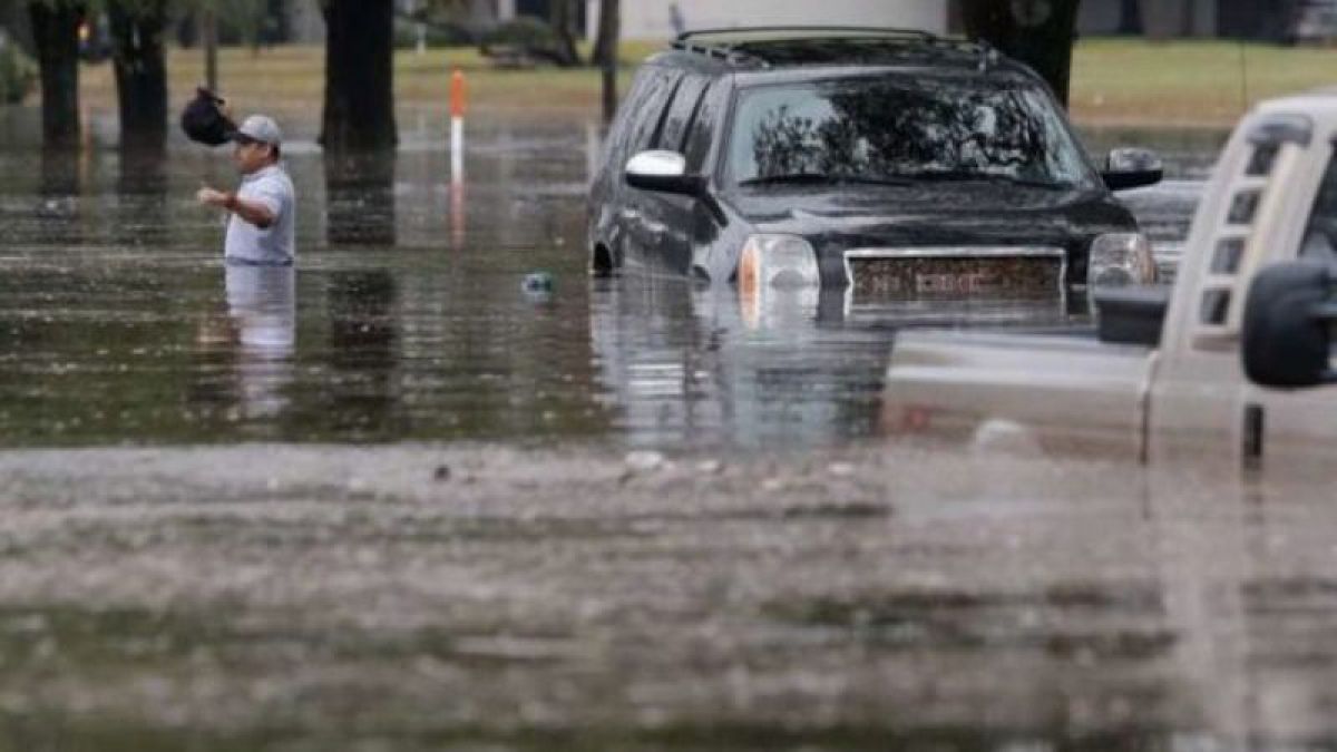 Franța, prinsă în mrejele apelor. Zeci de oameni au rămas blocați în propriile locuințe