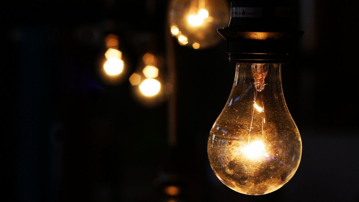 Furnizorii de energie electrică cer majorarea tarifelor. Au înaintat un demers către ANRE