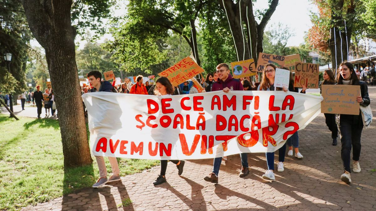 Greva mondială pentru climă, și la Chișinău. Mai mulți elevi nu au mers la școală, dar au ieșit la protest (VIDEO)