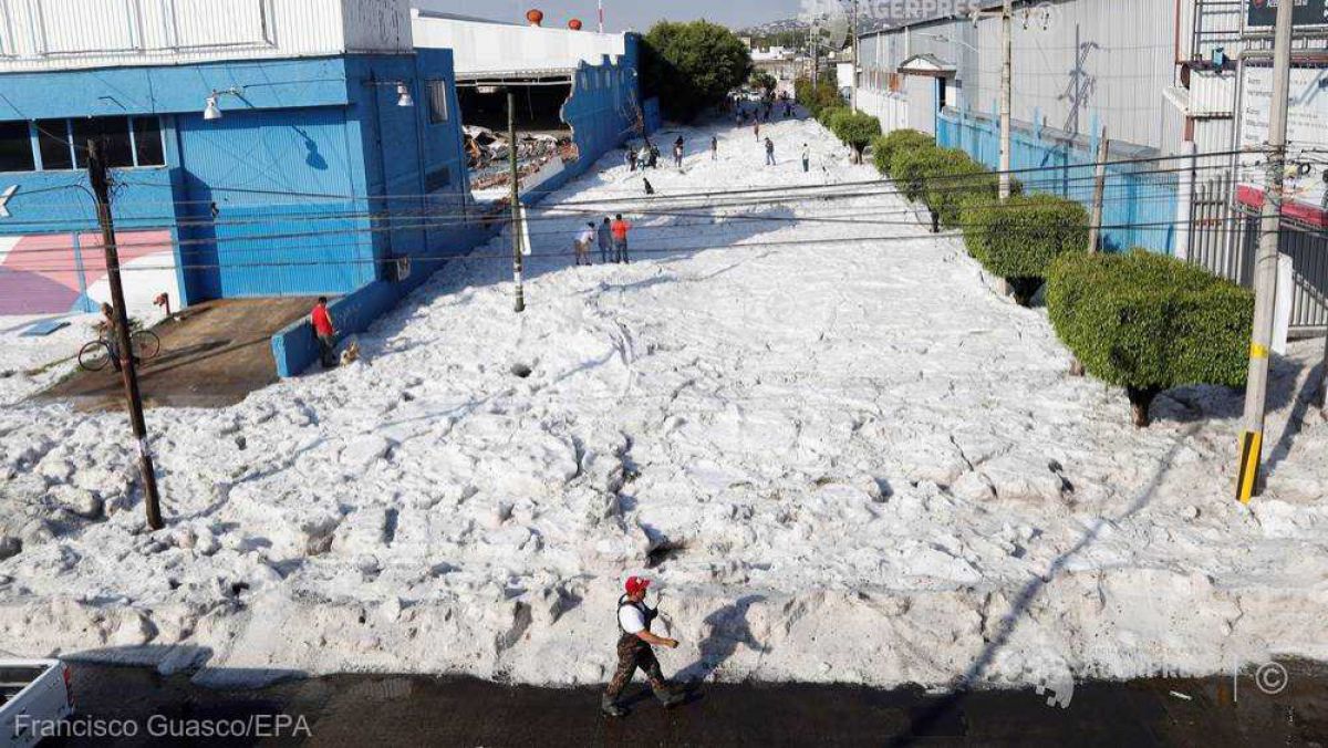 Grindină la tropice: Oraşul Guadalajara, acoperit cu gheaţă