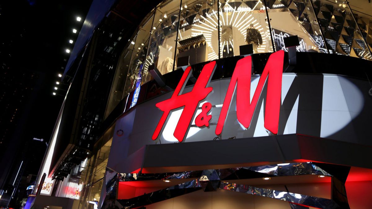 H&M se transformă. Strategia cu care gigantul de modă suedez vrea să atragă noi cumpărători
