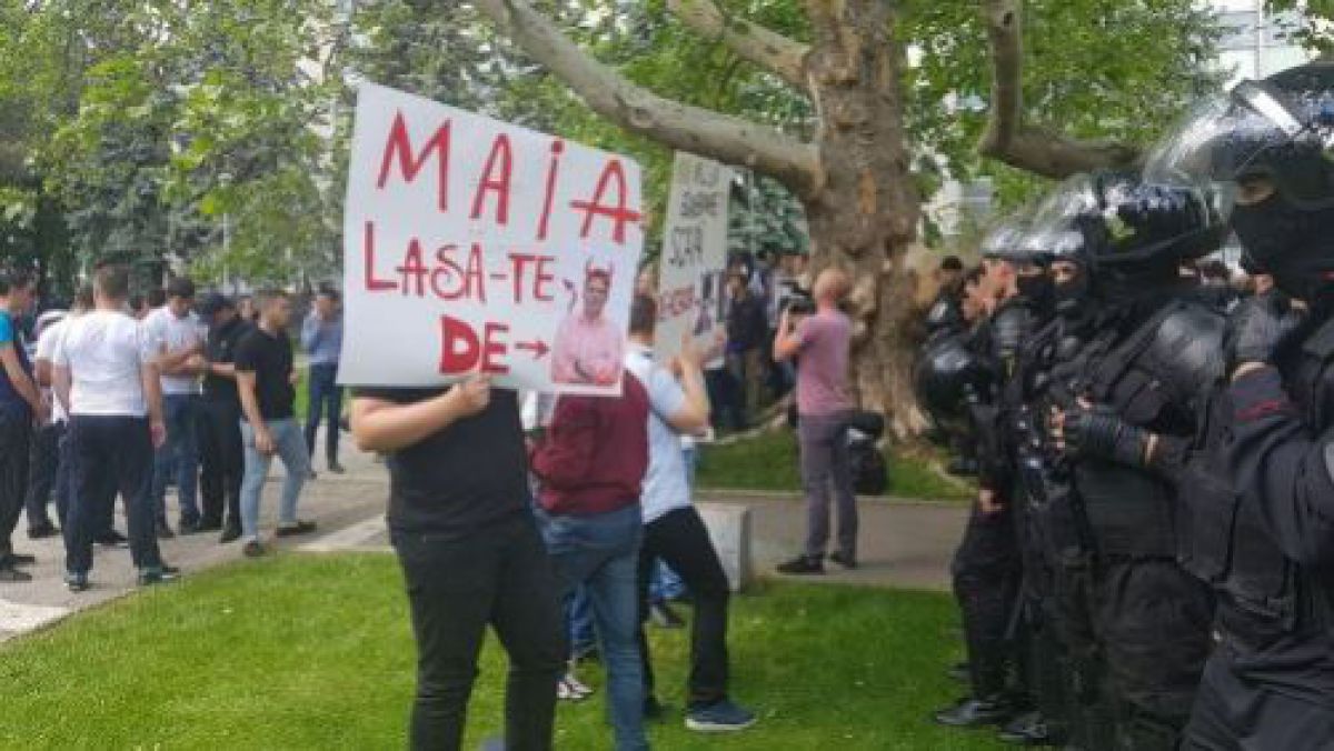 Haos în fața Guvernului. UPDATE: Ce spune Cavcaliuc despre contraprotestul la flasmobul ACUM (VIDEO)