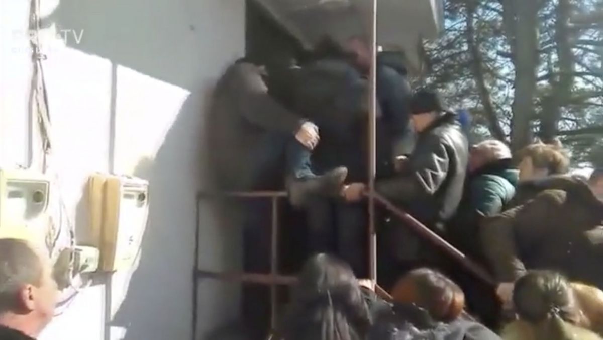 Haos la Doroțcaia, unde alegătorii au fost aduși organizat la vot. Oamenii se îmbrîncesc și sar peste balustrade (VIDEO)