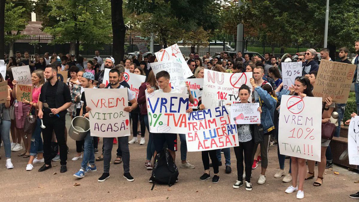 HoReCa protestează la Parlament, împotriva majorării TVA: „Vrem 10% TVA” (FOTO)