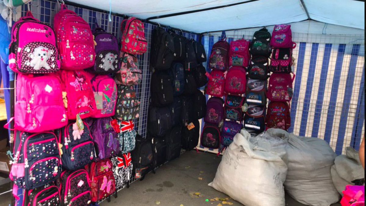 Iarmarocul școlar, gata de deschidere. Vânzătorii au instalat tarabele și au aranjat marfa la vitrine (FOTO)