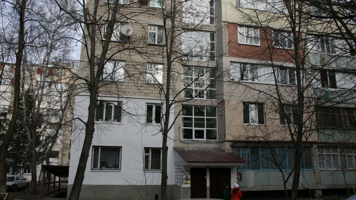 În 200 de blocuri locative din Chișinău au fost schimbate geamurile de la scara imobilelor