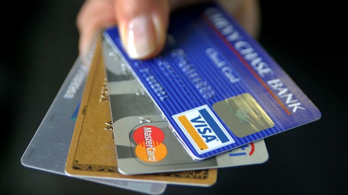 Expert economic: Anul trecut, moldovenii au avut venituri mai mari pe card decât în numerar