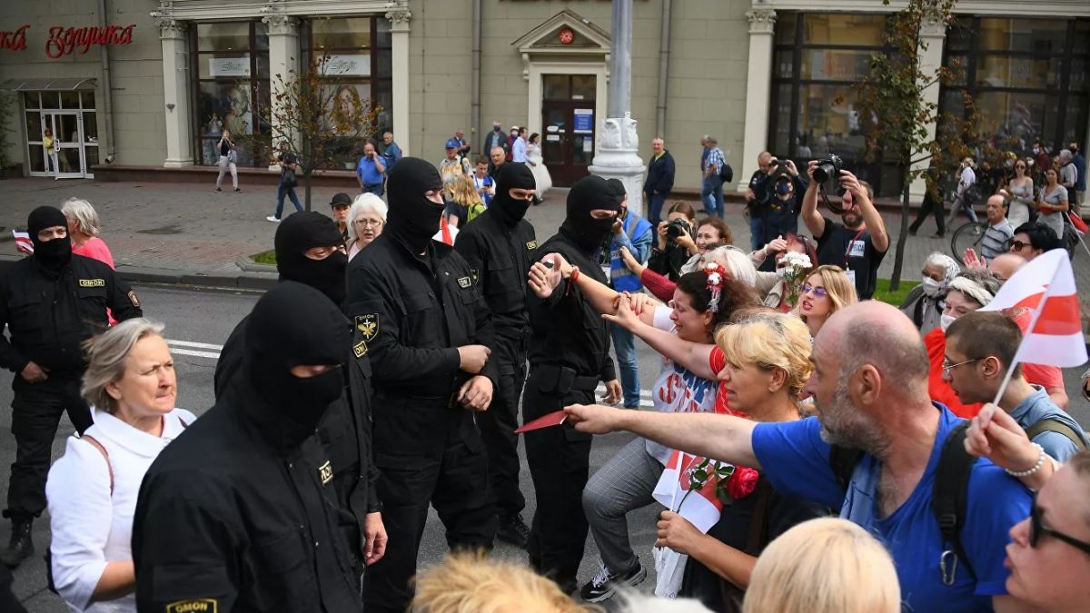 În al treilea weekend de proteste masive în Belarus, tancurile au apărut pe străzi. Lukașenko s-a afișat din nou cu o armă în mână (VIDEO)