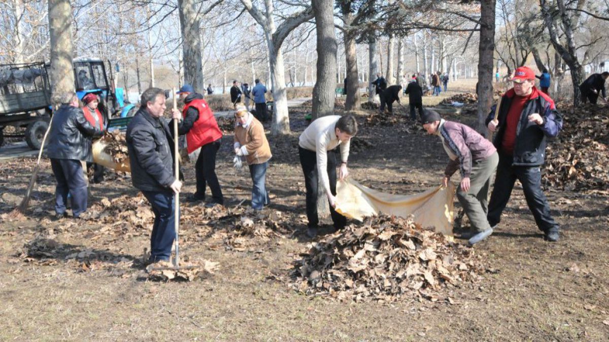 În capitală a început marea curățenie: „Să facem orașul lună”