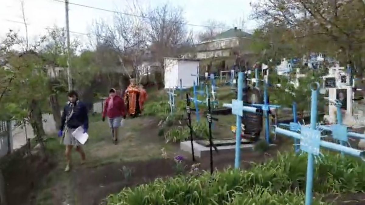 În ciuda restricțiilor, preotul unui sat din Ialoveni a oficiat slujbă în cimitir și a stropit mormintele cu agheasmă