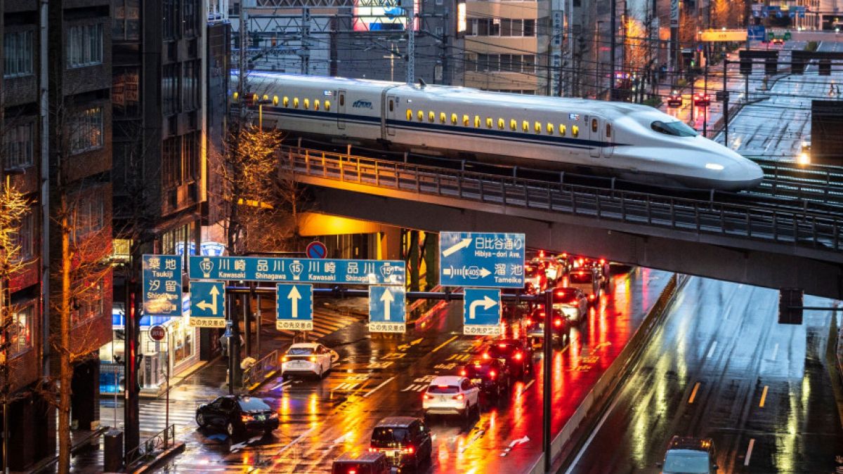 În Japonia, un tren a întârziat cu un minut, după ce mecanicul a părăsit postul. A fost deschisă o anchetă, iar știrea a făcut înconjurul lumii