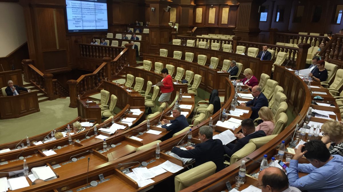 UPDATE: Ședința nu a avut loc. În lipsă de cvorum, coaliția majoritară a așteptat în plen deputații din PAS și Platforma DA, dar fără succes