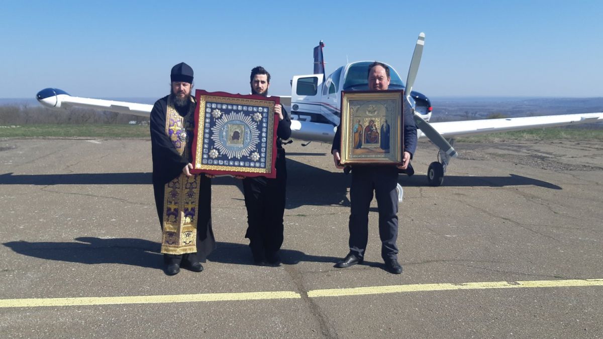 În lupta cu COVID-19, un grup de preoți a zburat peste țară cu două icoane la bord