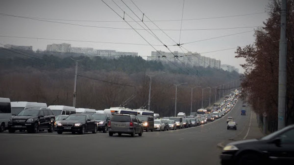 În mai multe zone din Chișinău se circulă cu dificultate. Iată străzile pe care să le eviți, dacă te grăbești