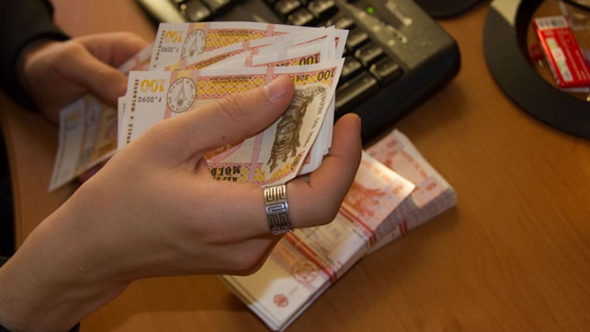 În primele trei luni ale lui 2020, salariul mediu a fost de circa 7.600 de lei (INFOGRAFIC)