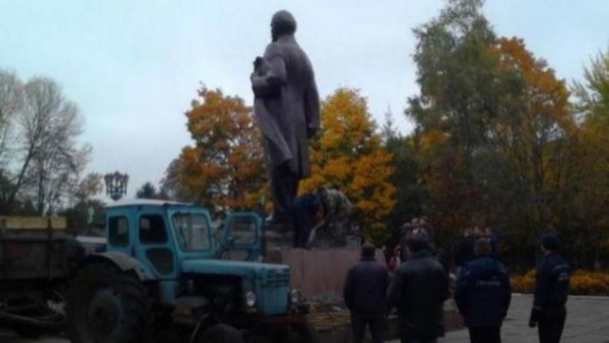 În Ucraina a fost demontat ultimul monument al lui Lenin, pe teritoriile controlate de autoritățile constituționale