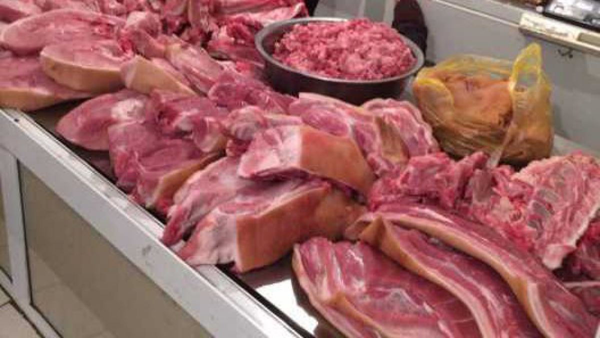 În urma perchezițiilor polițiștii au depistat peste o tonă de carne fără acte de proveniență