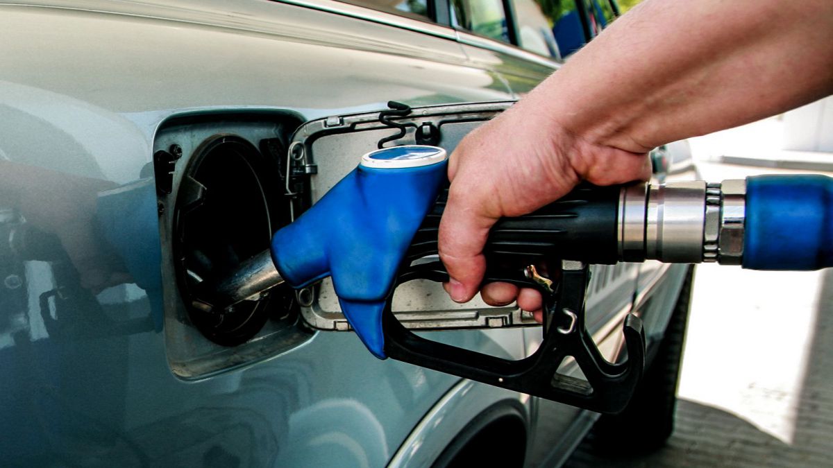 Înapoi, dar cu țârâita. Benzina și motorina se ieftinesc cu câțiva bănuți