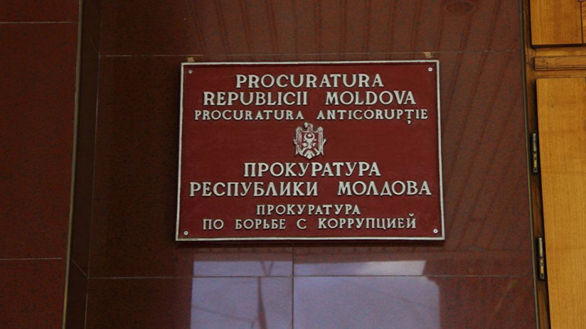 Încă 30 de zile de arest pentru un fost procuror anticorupție, pus sub învinuire pentru escrocherie și exces de putere