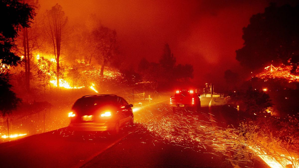 Incendii în California: Flăcările au ajuns în cartierele de lux. Mii de persoane au fost evacuate