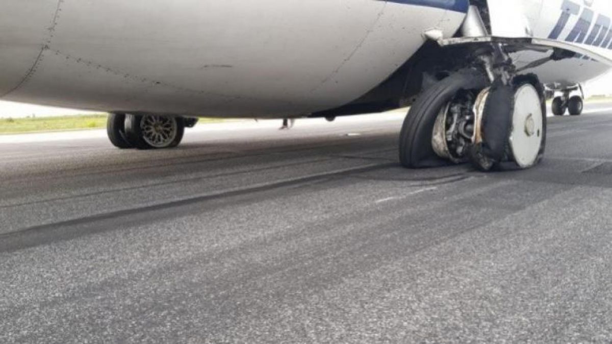 Incident grav pe Aeroportul Otopeni: Anvelopele unei aeronave care se întorcea de la Satu Mare au explodat la aterizare