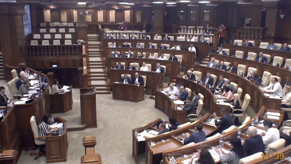 Inițiativele democraților de audiere a doi miniștri, respinse de Parlament
