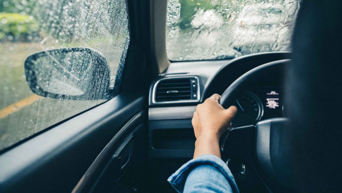 Inspectorii de patrulare trag alarma: Cum să conducem corect și prudent pe timp de ploaie