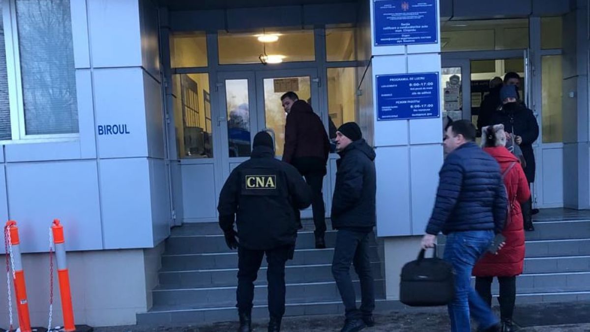 Între 500 şi 2.000  de euro pentru un permis de conducere. Un angajat ASP și un instructor auto, reținuți în urma mai multor percheziții