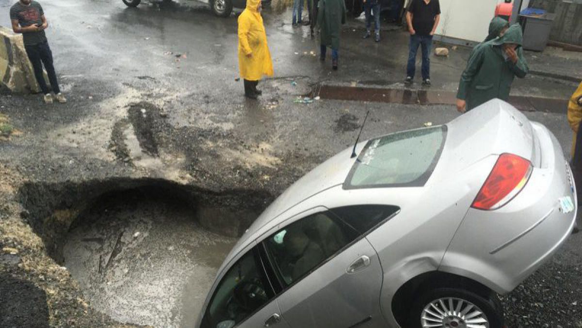 Inundații masive la Istanbul. O persoană a murit, iar centrul istoric al orașului turc e afectat de ploile torențiale (FOTO)