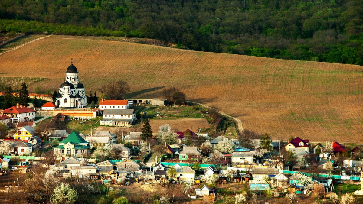 Îți propunem un tur spre cea mai veche mănăstire din Moldova. Căpriana te așteaptă (FOTO)