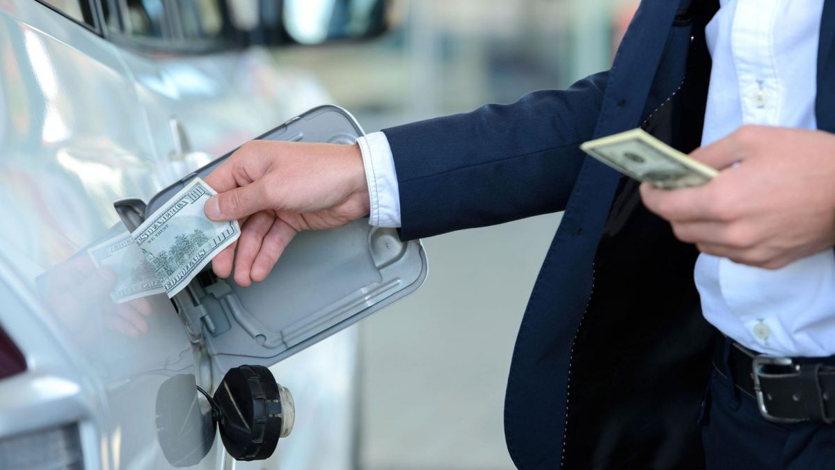 Mold-street: Jocul de-a reforma. Noua metodă de calcul a preţurilor la carburanţi este de fapt cea veche