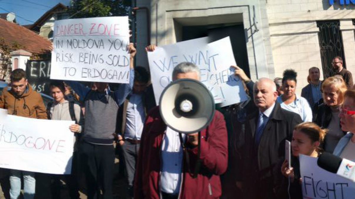 FOTO, VIDEO. Protest în fața Ambasadei Turciei: „Stop dictatura”