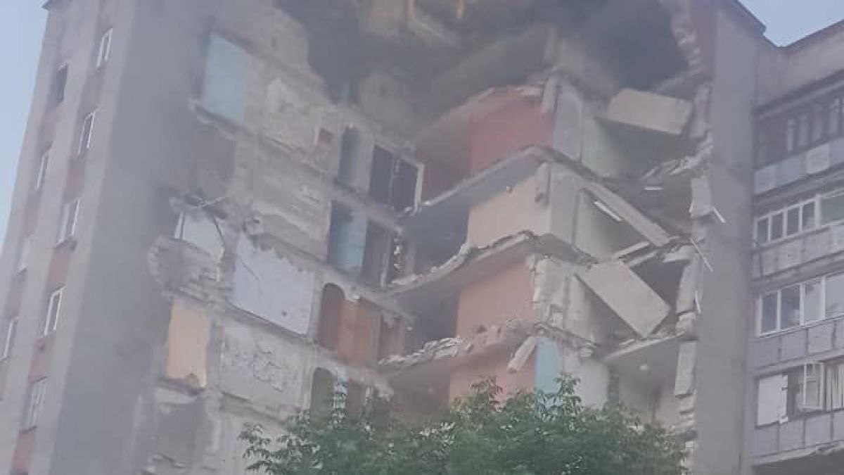 Un bloc cu nouă etaje s-a prăbușit parțial la Otaci. 46 de persoane au fost evacuate (FOTO, VIDEO)