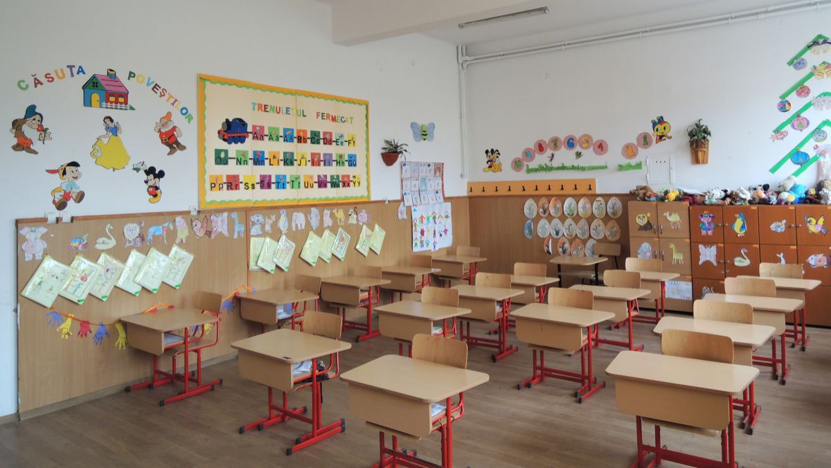 „Dacă nu înțelegi din cuvânt apoi trec la bătaie”. Lecție cu agresiune verbală și amenințări cu pedeapsă fizică, la un liceu din capitală. Părinții cer demisia învățătoarei (AUDIO)