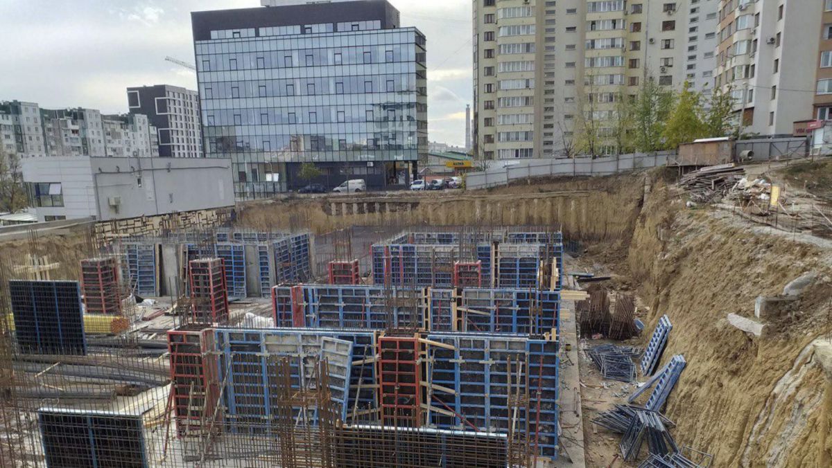 Locatarii din apropirea șantierului de construcție de pe str. Mircea cel Bătrân cer ajutorul CMC-ului