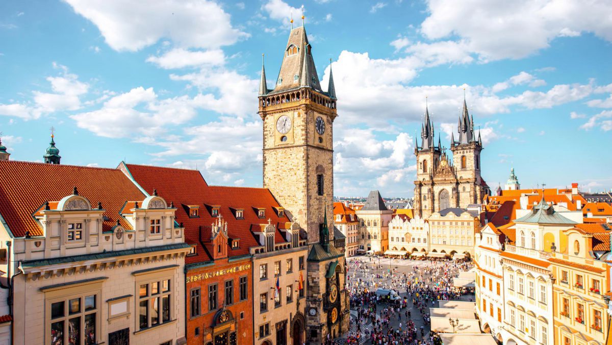 Locuitorii din Praga s-au săturat de turiști și spun că orașul a devenit un Disneyland