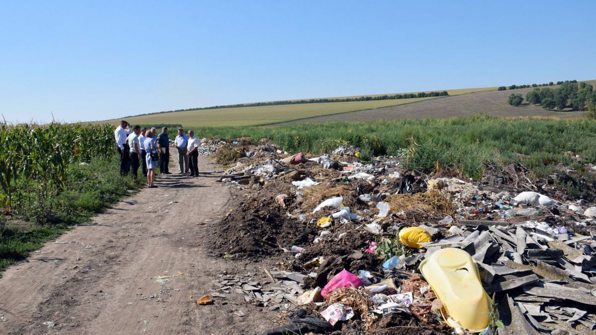 Locuitorii unui sat din raionul Orhei, revoltați din cauza unei gropi de gunoi. Au chemat șefii de la raion în inspecție