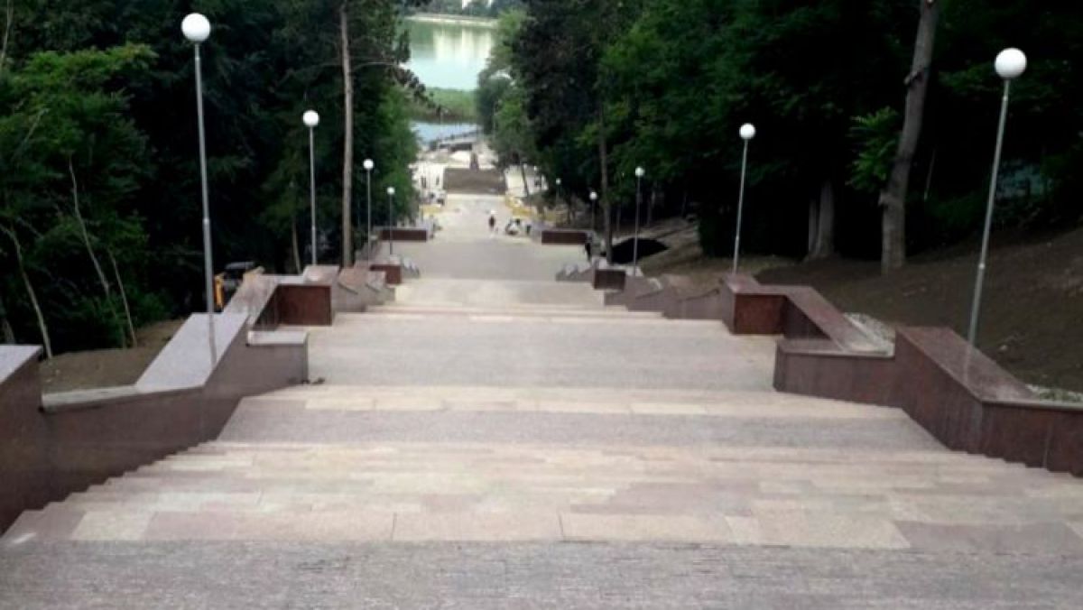 Lucrările la scările de granit din parcul Valea Morilor au fost încheiate. Când va fi inaugurat obiectivul