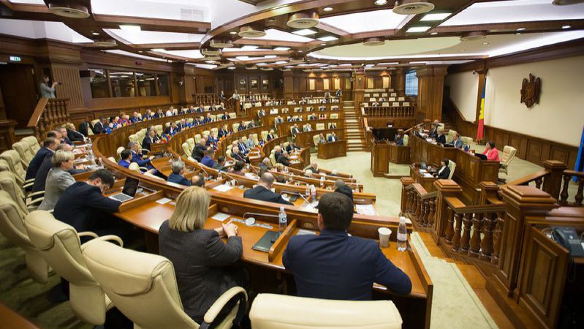 Luni aflăm data la care plenul Parlamentului va dezbate moțiunea contra Guvernului Sandu
