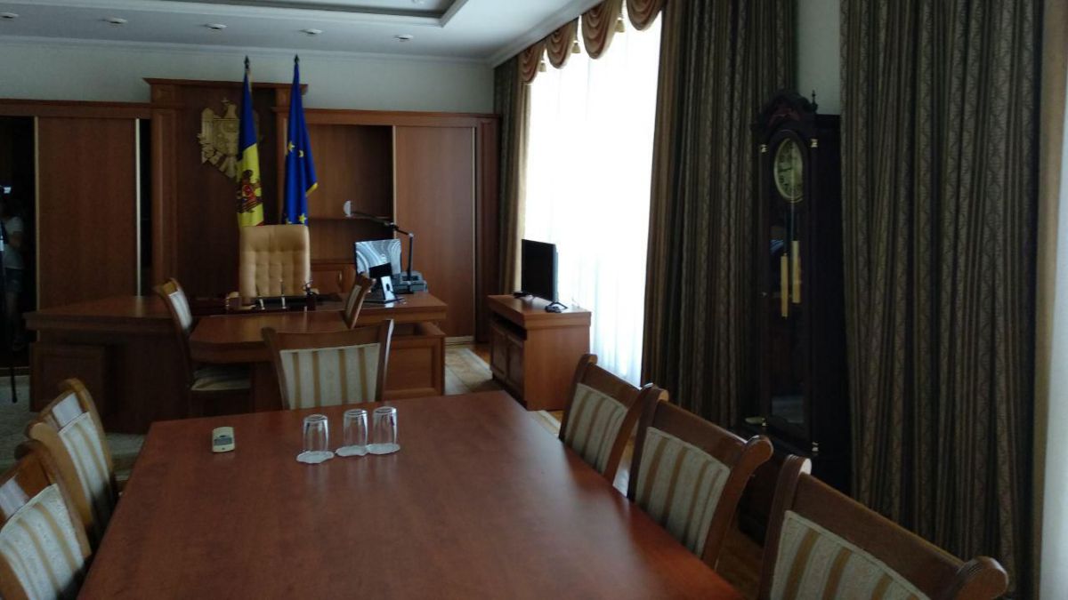 Luxul de la Guvern sau cum arată cabinetul fostului vicepremier Leancă și cel al ex-secretarului general (FOTO)