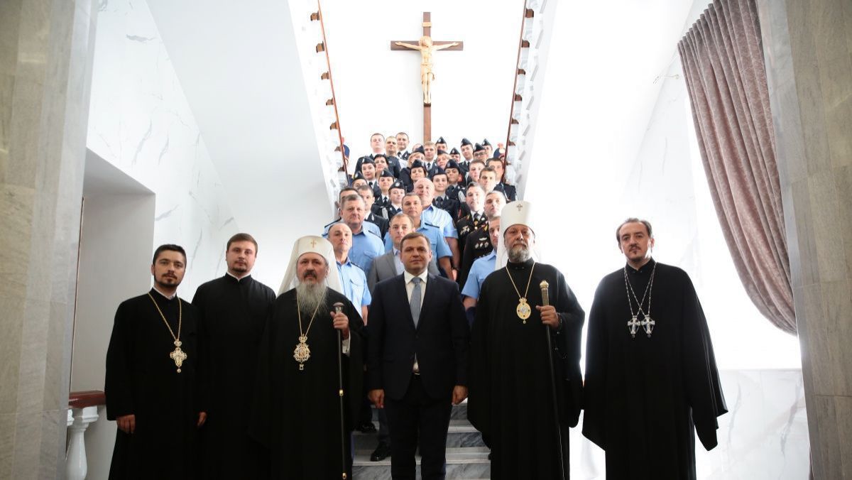 MAI a fost obligat să scoată crucifixul instalat de Năstase, iar fostul ministru va trebui să ofere scuze publice