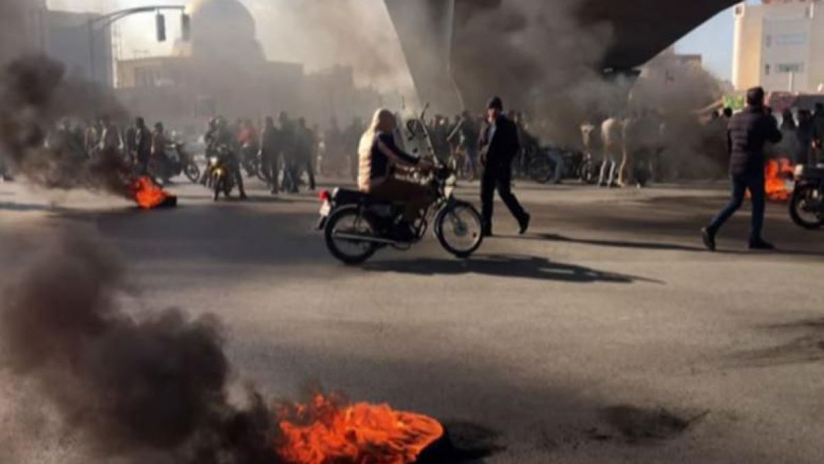 Măcel în Iran: Cel puţin 106 protestatari au fost ucişi în cursul demonstrațiilor, anunță Amnesty International